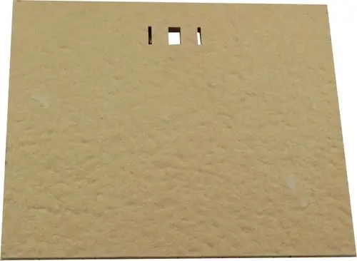 Brennkammerdämmung für GU/GG-24, dicke Plattenstruktur in neutraler Farbe, geeignet für Wolf Heizsysteme. Enthält Aussparung in der oberen Mitte.